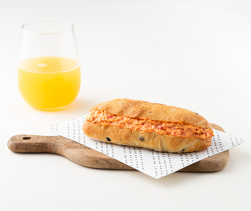 Sándwich Ave Pimentón en pan ciabatta aceituna