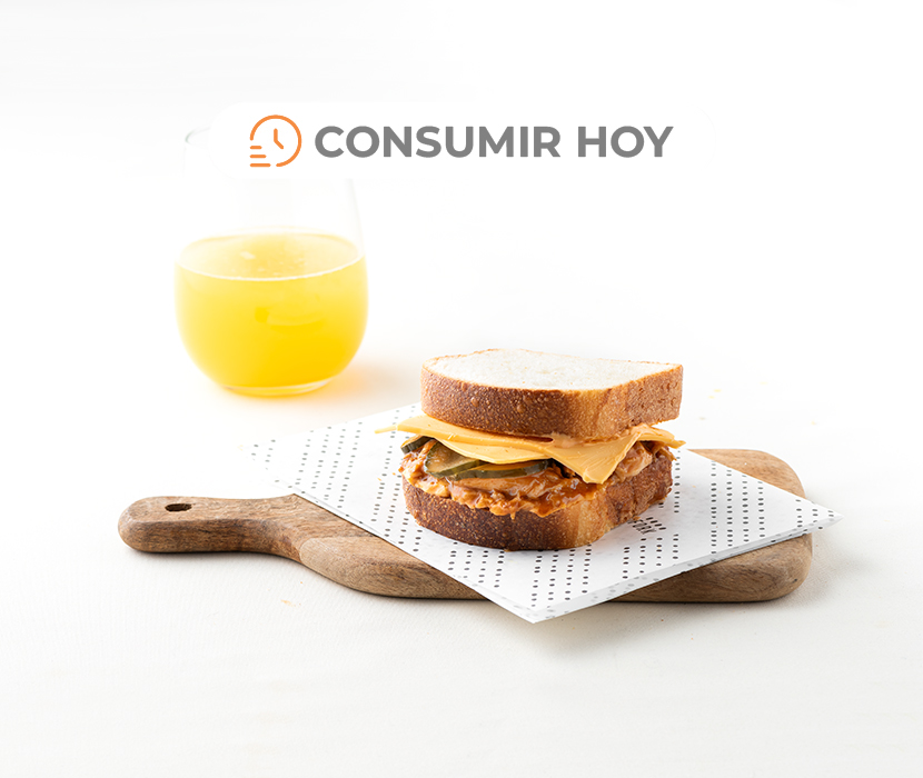 Brioche Hot Honey Chicken con cheddar y pepinillos