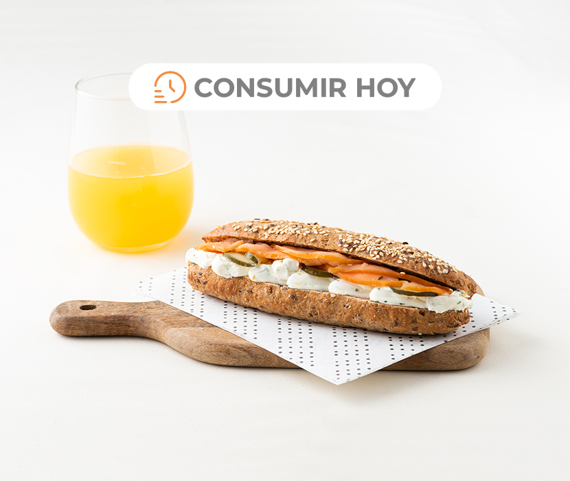 Salmón Ahumado queso crema y pepinillos