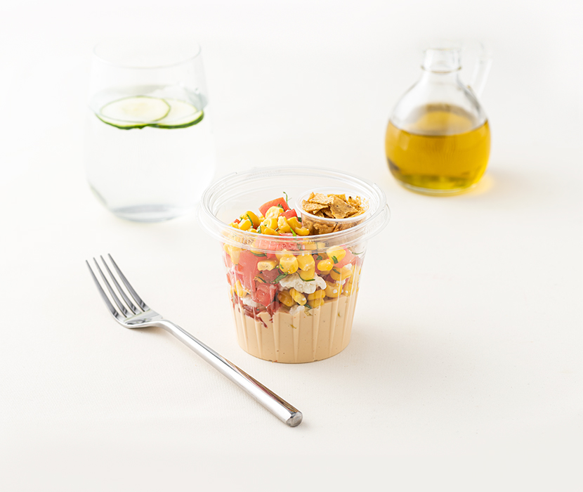 Chipotle Corn Salad con tortilla chips